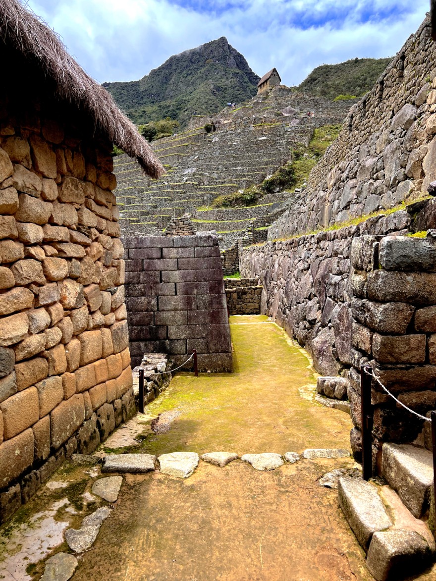 Machu Picchu Rundreisen Beste Reisezeit - Waechterhaus und Berg Machu Picchu