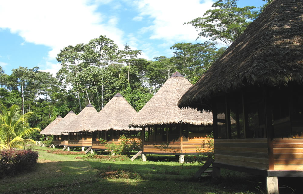 Bungalows der Lodge Boca Manu