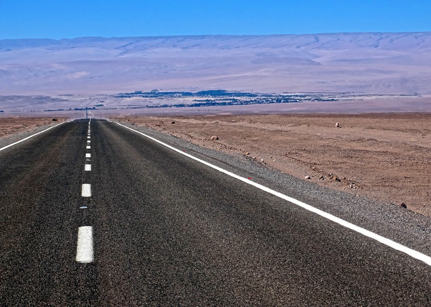 Strasse nach Pica in Chile in der Atacama Wüste