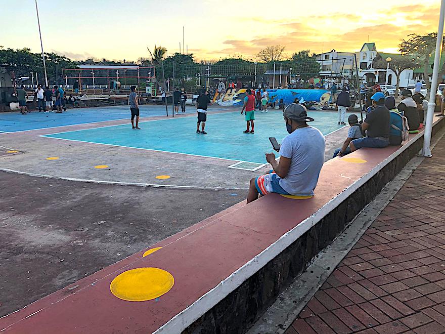 Galapagos Reisen während Corona - Volleyball in Puerto Ayora
