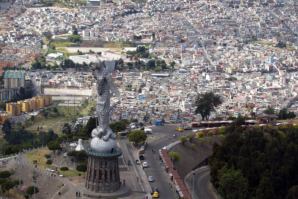 Hubschrauberflug über Quito
