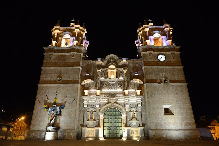 Kirche von Puno bei Nacht