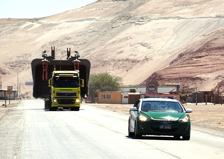 Bergbau Chile Atacama Wüste Schwertransport