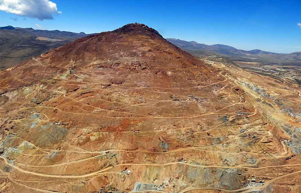 Blick auf die Silberminen am Cerro Rico bei Potosi 