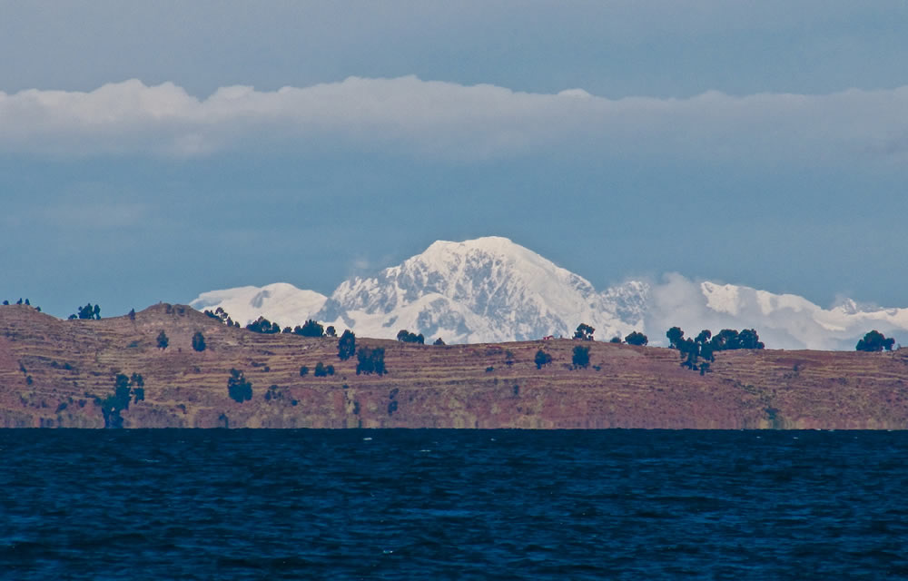 Blick über die Insel Taquile auf die Königskordillere in Bolivien 